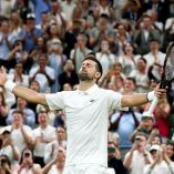 Novak Djokovic celebra su triunfo en Wimbledon y se instala en la Tercera Ronda del torneo.