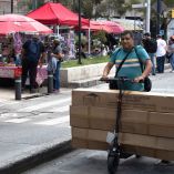 CIUDAD DE MÉXICO, 13SEPTIEMBRE2025.- Un hombre transporta cajas a bordo de su patín electríco en las inmediaciones del Centro Histórico. FOTO: CAMILA AYALA BENABIB/CUARTOSCURO.COM