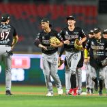 Los Piratas de Campeche remontaron una desventaja de cuatro carreras y sorprendieron a los Diablos Rojos del México al imponerse 8-5 en el primer juego de la serie en el Estadio Alfredo Harp Helú.
