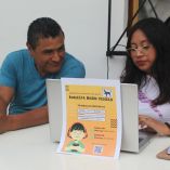 Estudiantes en el Bazar FM.