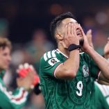 Raúl Jiménez llora después de la eliminación tricolor.