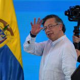 El presidente de Colombia, Gustavo Petro, saluda durante un evento oficial previo a su llamado a movilizaciones del 20 de julio, en el cierre de su mandato presidencial.
