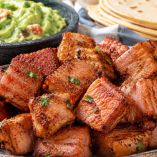 Crujiente chicharrón de atún para botanear o taquear