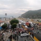 Con detonaciones de arma de fuego y un enfrentamiento entre padres de familia contra policías de Ixtapaluca se llevó a acabo de la detención de dos profesores del Celestino Freinet.