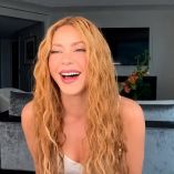 Shakira y su asistente dieron un momento viral en plena entrevista.