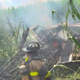 Escena de la caída de una avioneta en Santa Matilde, San Juan del Río, Querétaro. Bomberos y personal de emergencia aseguran la zona y controlan el incendio de la aeronave accidentada.