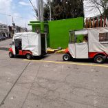 Autos de golf son utilizados como alternativa en zonas en las que no llega el transporte público.