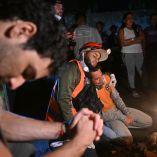 Miles de personas permanecen en campamentos tras perder sus viviendas por los sismos.