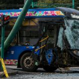 Choque de trolebús en Eje Central deja al conductor hospitalizado. La unidad de STE circulaba sin pasajeros en la alcaldía Cuauhtémoc.