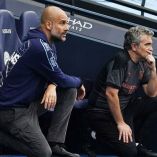 Pep Guardiola y Juanma Lillo, en la banca del Manchester City.