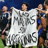 Futbolistas argentinos festejaron con una bandera en defensa de Laas Malvinas