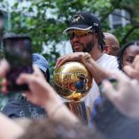 Jalen Brunson, con el trofeo Larry O'Brien, en las celebraciones en Manhattan.
