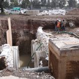 Actualmente se construye una lumbrera de seis metros de profundidad, que permitirá introducir la tuneladora encargada de perforar por debajo de Zaragoza