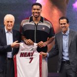 Giannis Antetokounmpo, Pat Riley y Erik Spoelstra, una nueva era en el Heat.