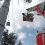 Un hombre de 54 años fue rescatado tras escalar una torre del Cablebús Línea 1 en Gustavo A. Madero; el servicio se suspendió temporalmente.