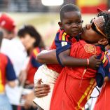 Lamine Yamal celebra con su hermano Keyne la conquista del segundo titulo del Mundo de la Selección de España.