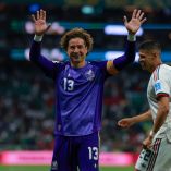 Guillermo Ochoa fue reconocido en el programa FOX After Hours with James Corden, donde ganó el premio al "Momento Más Romántico" del Mundial 2026 gracias al inolvidable beso que le dio al poste.