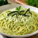 Cremoso espagueti verde poblano para una guarnición muy mexicana