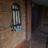 CIUDAD DE MÉXICO, 23JULIO2026.- Aspectos de la vivienda involucrada en el supuesto cass de despojo Colonia del Valle la cual se encuentra resguardada por dos elementos de la policíacos. Este caso origino el bloqueo de vialidades por parte de vecinos de la zona.FOTO: ROGELIO MORALES/CUARTOSCURO.COM