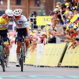 Lección de compañerismo: conmueve el abrazo de Isaac del Toro y Pogacar en la Etapa reina del Tour de Francia 2026