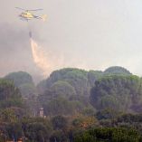 Un helicóptero combate el fuego en un incendio en España.