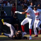 Danry Vázquez protagonizó una de las escenas más violentas de la temporada en la LMB al golpear y patear a Rodolfo Amador, un episodio que reavivó los antecedentes de violencia del pelotero venezolano.