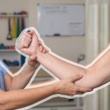 Rigidez y dificultad para relajar los músculos un síntoma de hipertonía