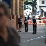Agentes de apoyo comunitario de la policía (PCSO) hablan con una persona cerca de la cinta de acordonamiento en Endell Road, en Covent Garden, en el centro de Londres.