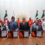 El evento fue encabezado por Sergio Salomón Céspedes, comisionado del INM, y Eduardo De Agüero Le Duc, presidente de la Cruz Roja.