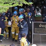 Paramédicos y equipos de emergencia trasladan el cuerpo de una persona asesinada en una escuela.