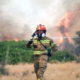 Bombero lucha para extinguir incendio en Grecia.