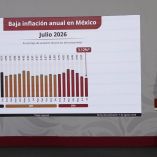 Conferencia de prensa de Claudia Sheinbaum mostrando una gráfica de la inflación anual de México que baja a 3.12% en julio de 2026, basada en datos de Inegi.