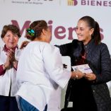 La presidenta Claudia Sheinbaum entregó tarjetas de la Pensión Mujeres Bienestar en Naucalpan y anunció obras de bacheo e infraestructura en el Edomex.