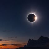 El eclipse solar total permitirá observar dos sorprendentes destellos antes y después de la totalidad