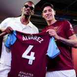 Edson Álvarez regaló su jersey a la estrella de la NBA Jimmy Buttler