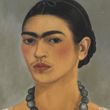 Detalle de 'Autorretrato con collar', de Frida Kahlo, una de las 30 obras de la Colección Gelman Santander que cuentan con Declaratoria de Monumento Artístico.