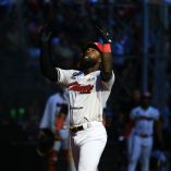 Daniel Johnson tuvo una noche inolvidable en el “Volcán de Villa”, al conectar tres cuadrangulares y producir seis carreras en el triunfo de Caliente sobre Monclova.