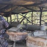 Fuerzas de seguridad desmantelaron un laboratorio clandestino de dos hectáreas en la sierra de Sombrerete. Aseguraron reactores y precursores.