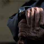 Especialistas sostienen que las estrategias de atención para las personas mayores "deben adaptarse a cada contexto social para promover un envejecimiento saludable y equitativo".