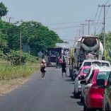 Vehículos y camiones permanecen detenidos en la carretera Tuxpan-Tamiahua, cerca de Sabanillas, Veracruz, tras un bloqueo vial.