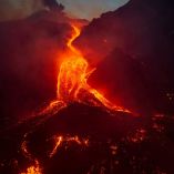 Lava incandescente desciende por las laderas del monte Etna durante una erupción en Sicilia, Italia, el 11 de agosto de 2026.