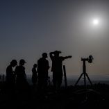 Un eclipse solar total cruzó el Ártico, Islandia y España este miércoles, oscureciendo el cielo y movilizando a miles de turistas y científicos.