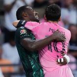 Emotivo abrazo entre Romaña y Messi que conmovió a todos