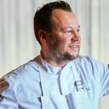 Jan Hartwig, chef alemán del restaurante JAN, posa con uniforme de cocina durante una sesión fotográfica para prensa gastronómica.