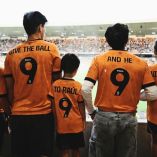 Familia de Raúl Jiménez en Molineux con playeras alusivas al "Sí, Señor".