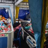 El terremoto también dañó 93 escuelas, 36 centros de salud y 38 instalaciones gubernamentales en Flores.