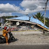 Un edificio derrumbado tras un terremoto de magnitud 7.7 en Borong, Manggarai Oriental