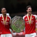 Gabriel Magalhaes (izquierda) y Declan Rice celebran el triunfo del Arsenal en la Community.