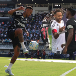 Neymar se quedó con la mano estirada.
