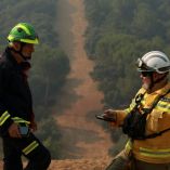 Dos ingenieros forestales conversan en un cortafuegos de Robledo de la Chavela durante los incendios en Madrid.